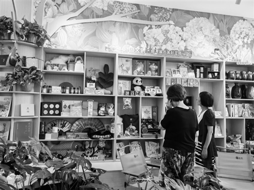 现场丰富多彩的体验活动让市民饶有兴趣地参与其中